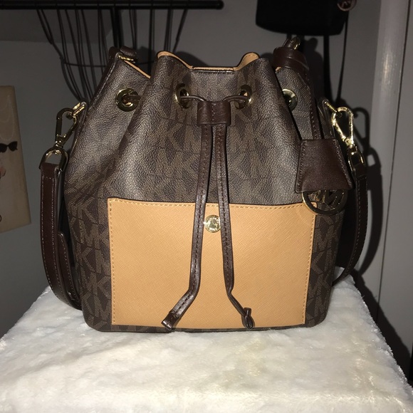 Michael Kors Handbags - Michale Kors Greenwich Bucket Bag.